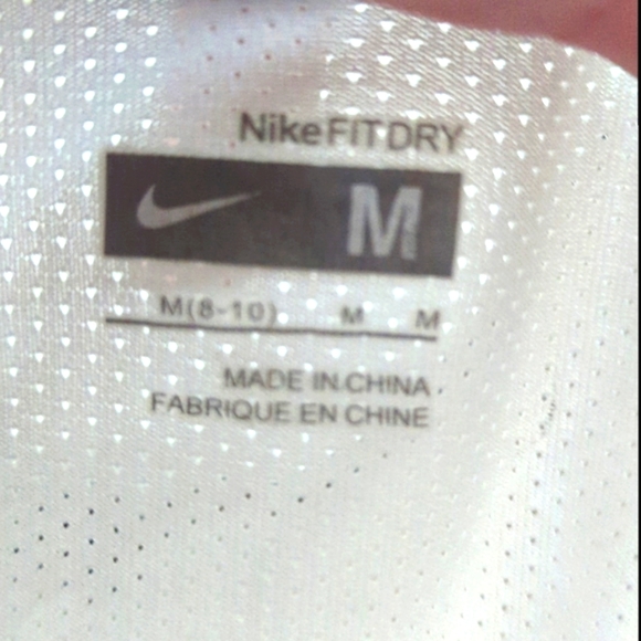 Women's NIKE light weight workout tank. - Picture 12 of 12